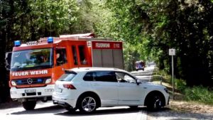 Feuerwehr Einsatz Einsatzfahrt – PKW blockiert die Alarmfahrt